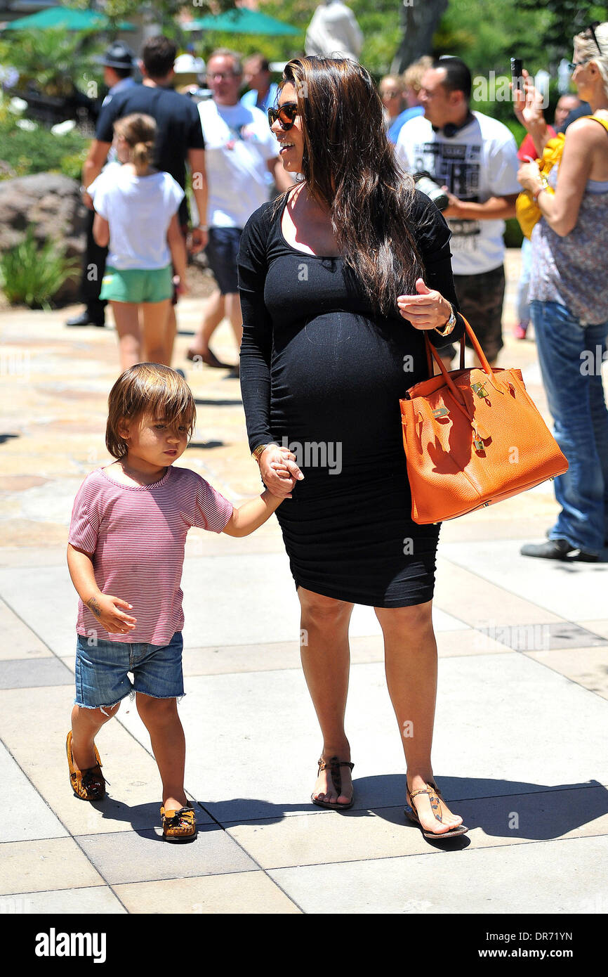 Mason Dash Disick e molto incinta Kourtney Kardashian vai a Calabasas Baby Boutique di Los Angeles, California - 30.06.12 Foto Stock
