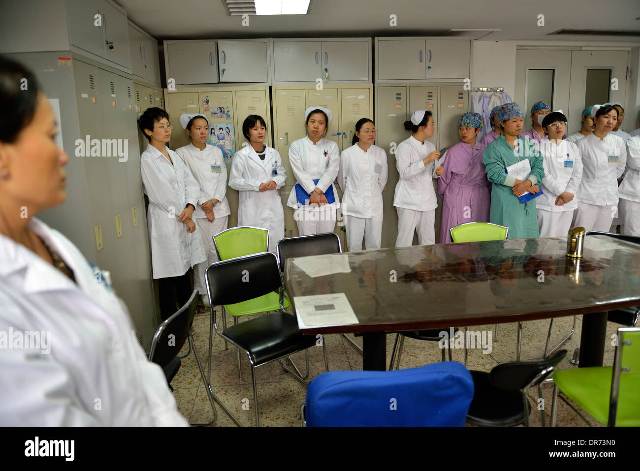 I medici e gli infermieri di cambio quotidiano incontro a Pechino il cancro ospedale. 18-ott-2013 Foto Stock