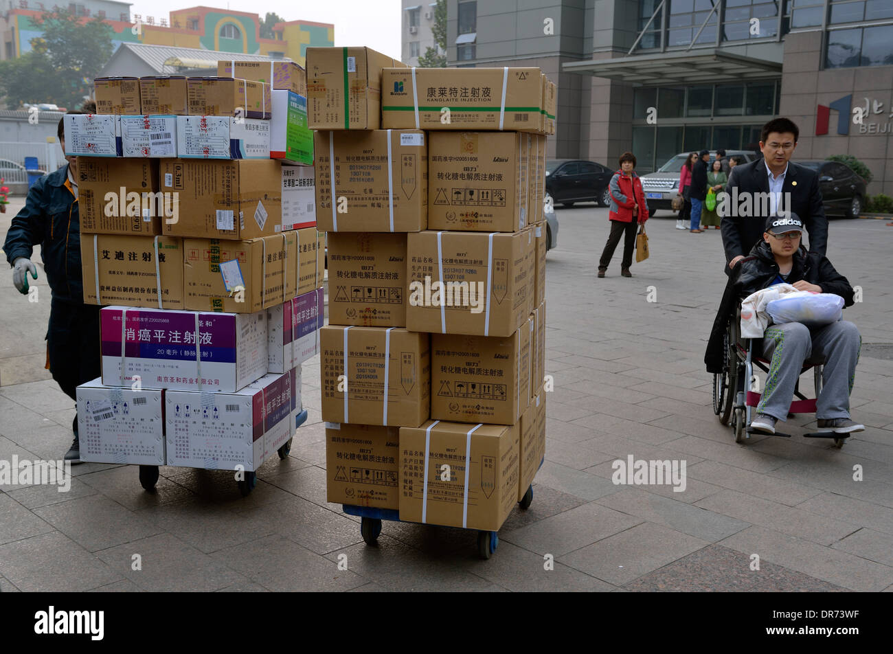 Il trasporto dei lavoratori farmaci contro il cancro passato un paziente di cancro a Pechino il cancro ospedale a Pechino, in Cina. 18-ott-2013 Foto Stock