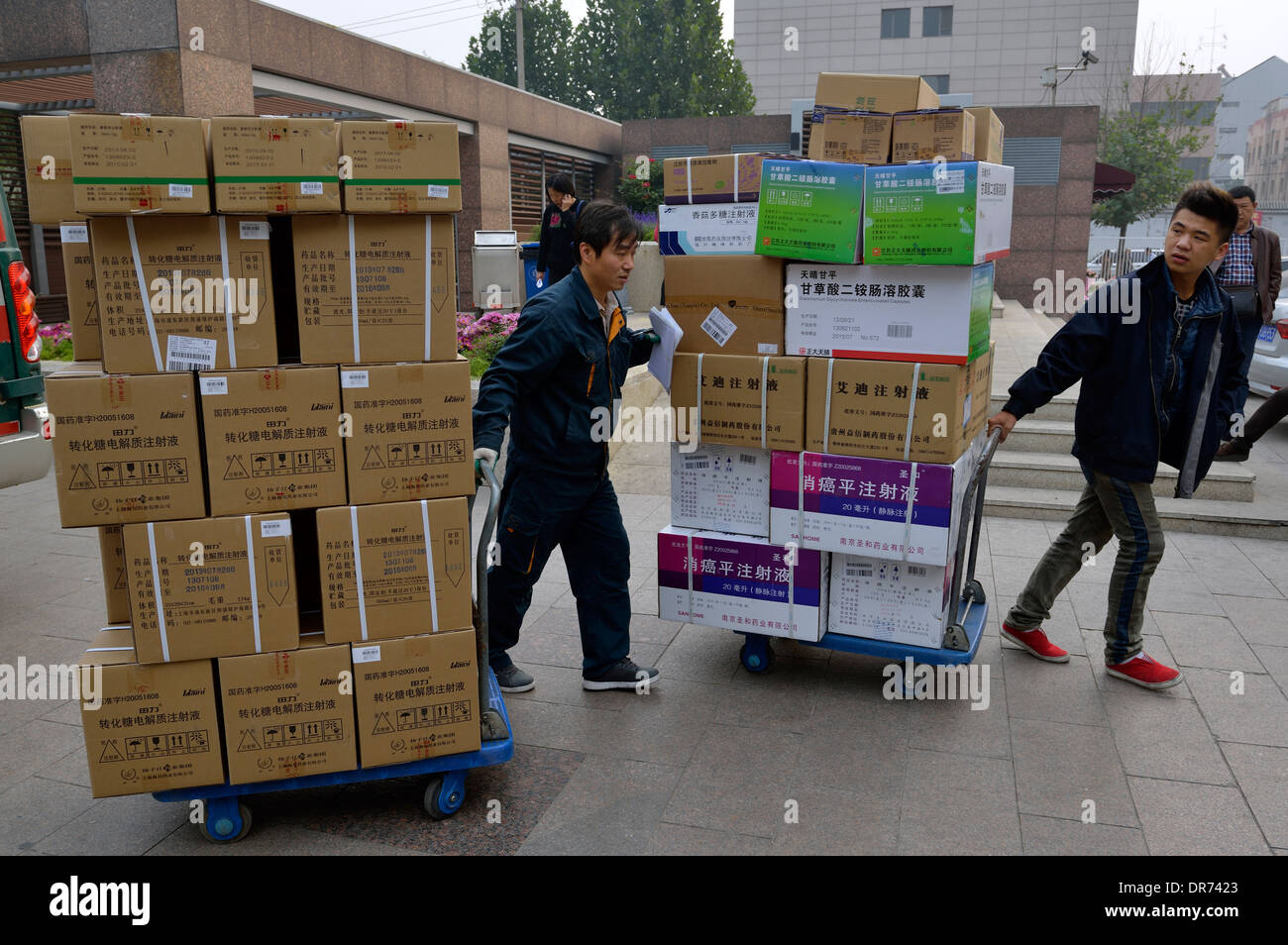 Lavoratori cinesi il trasporto farmaci contro il cancro a Pechino il cancro ospedale a Pechino, in Cina. 18-ott-2013 Foto Stock