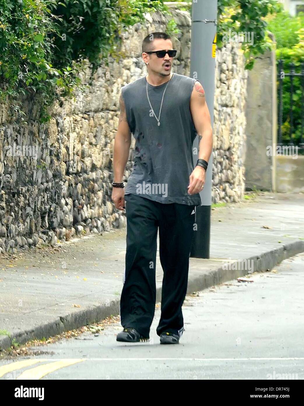 Colin Farrell vestito casualmente in Adidas tuta bottoms come lui passa per  una potenza a piedi con sua sorella lungo Sandymount Strand Dublin, Irlanda  - 05.07.12 Foto stock - Alamy