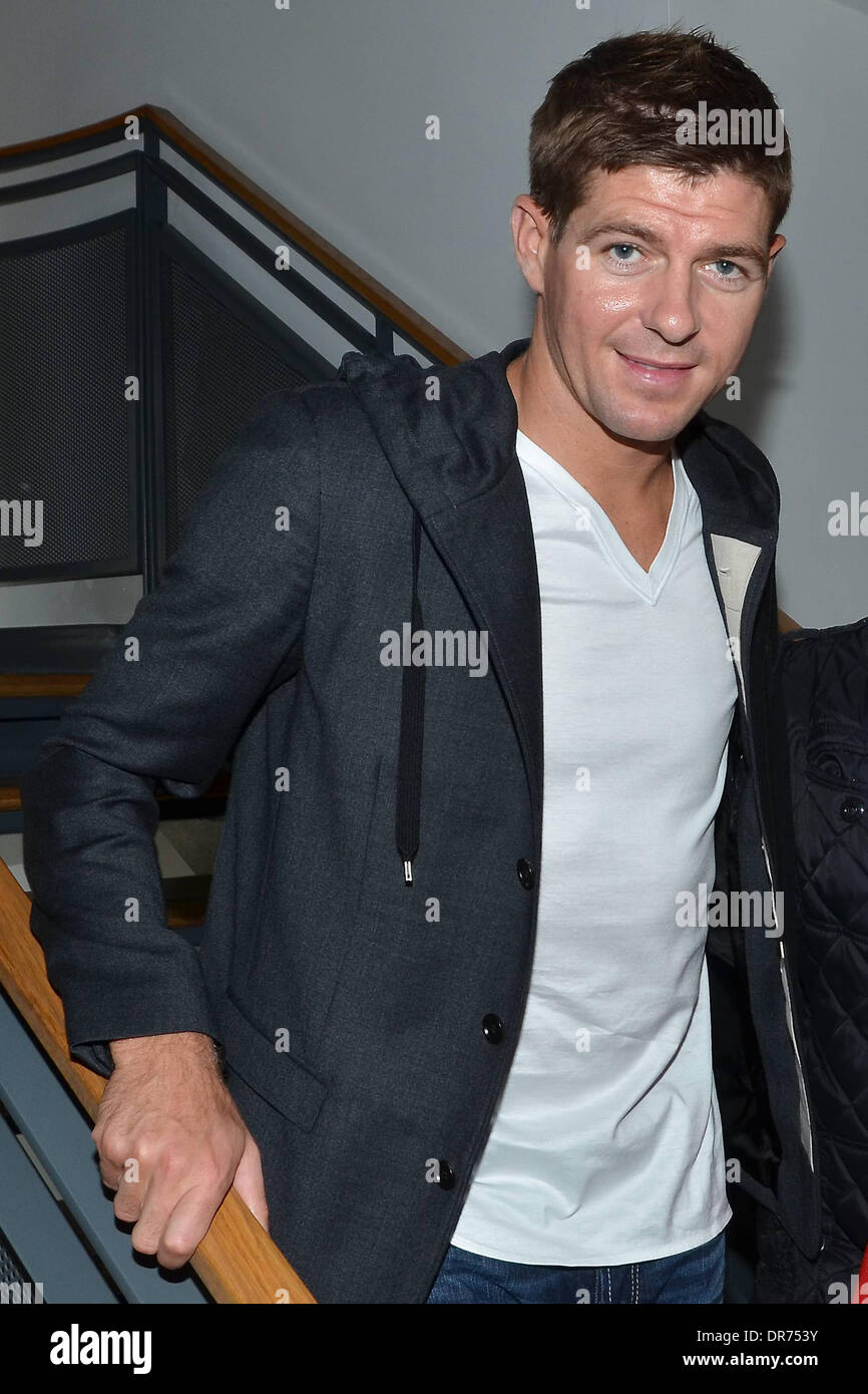 Il calciatore Steven Gerrard a 98fm studios come ospite sul Keith Duffy visualizza, Dublino, Irlanda - 07.07.12. Foto Stock