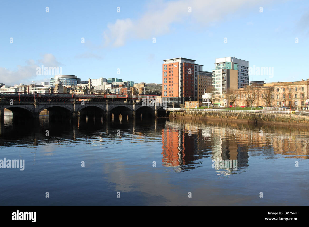 Glasgow waterfront riflessa nel fiume Clyde Scozia Gennaio 2014 Foto Stock