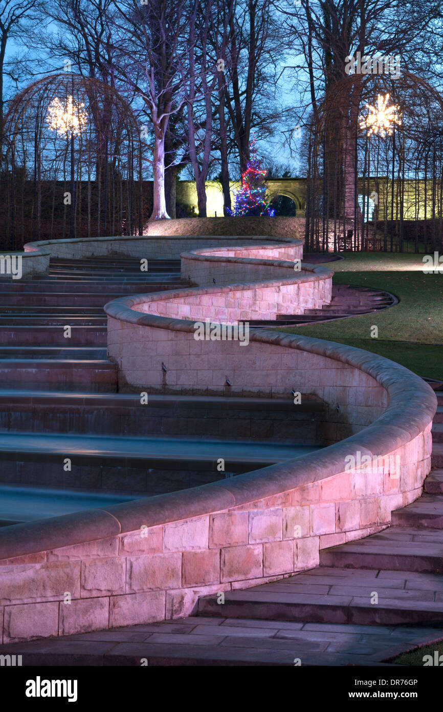 Illuminazione invernale a Alnwick giardini e fontane, Northumberland Foto Stock