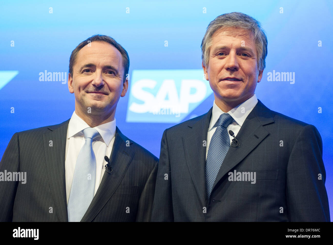 Walldorf, Germania. Xxi gen, 2014. CO-CEO della società di software SAP, Jim Hagemann Snabe (L) e Bill McDermott stare accanto a ogni altro a SAP risultati annuali della conferenza stampa di Walldorf, Germania, 21 gennaio 2014. La società ha presentato i risultati annuali per l'ultimo anno fiscale. Foto: UWE ANSPACH/dpa/Alamy Live News Foto Stock