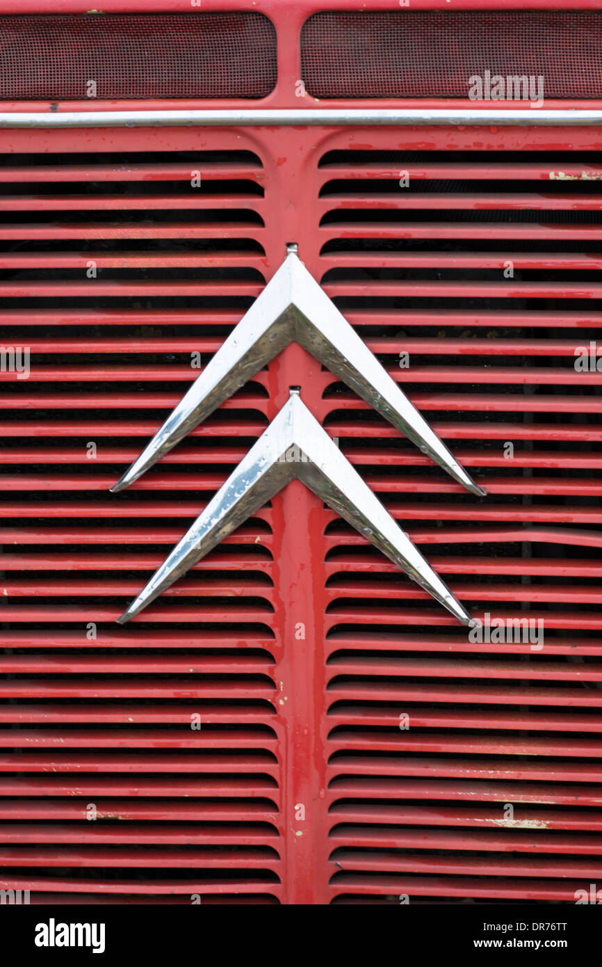 Close Up di Citroen freccette su un vintage Van la griglia del radiatore Foto Stock
