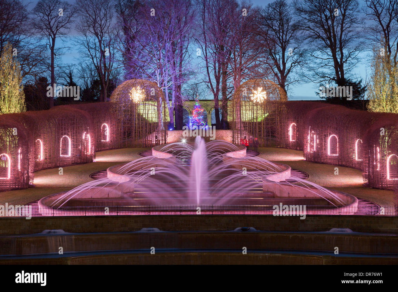 Illuminazione invernale a Alnwick giardini e fontane, Northumberland Foto Stock