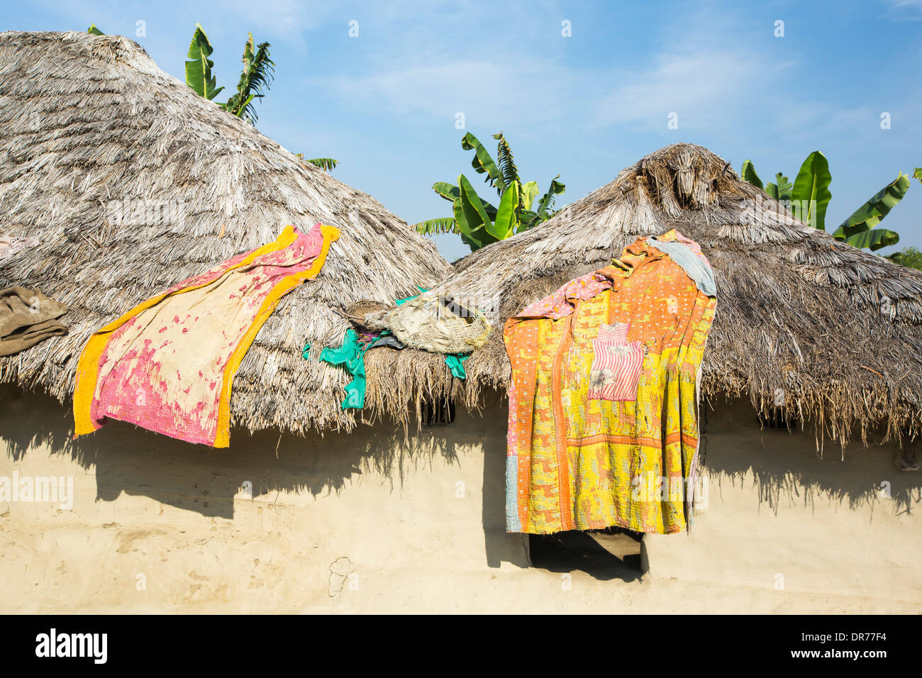 Stendibiancheria in casa di un agricoltore di sussistenza in Sunderbans, Gange, Delta, India, la zona è molto basso e vuln Foto Stock