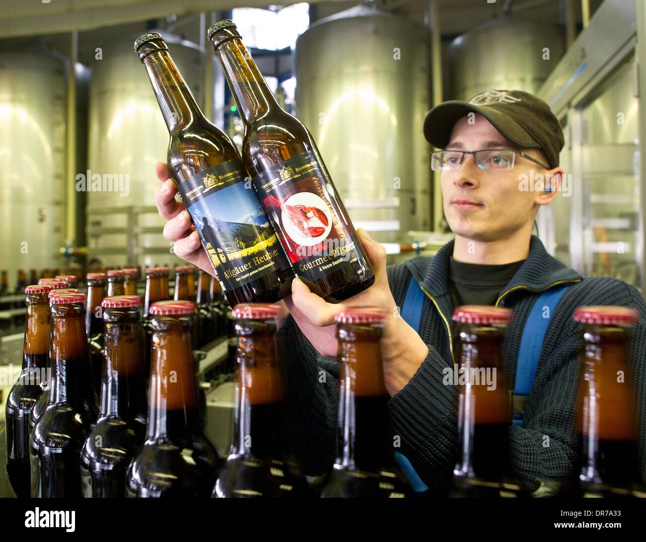 Neuzelle, Germania. Xiii gen, 2014. Il birraio e Daniel Harsdorf contiene due nuove birre "Allgaeu Heubier' (Allgaeu hay birra) e "Pilsner Gourmet", che verrà presentato in occasione della Settimana verde di Berlino, nel Kloster Brewery in Neuzelle Neuzelle, Germania, 13 gennaio 2014. La birra scura 'Schwarzer Abt' (lit. 'Abate nero') della birreria di quest'anno celebra il suo 425th anniversario. L'origine della birra risale al 1268, quando i primi monaci si stabilirono in Neuzelle e fondò un monastero. Foto: Patrick Pleul/dpa/Alamy Live News Foto Stock