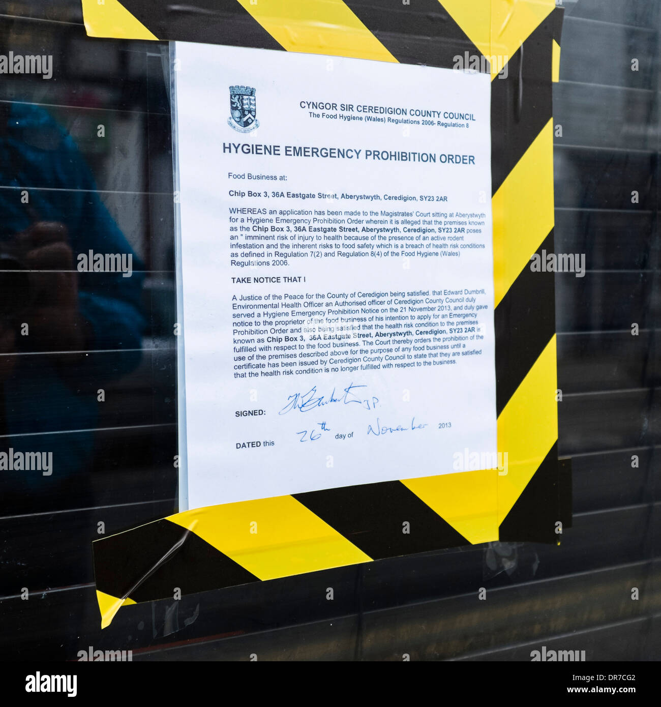 Un consiglio della contea di emergenza di igiene divieto su un chip shop finestra chiusa per violare la sicurezza alimentare regolamenti, REGNO UNITO Foto Stock