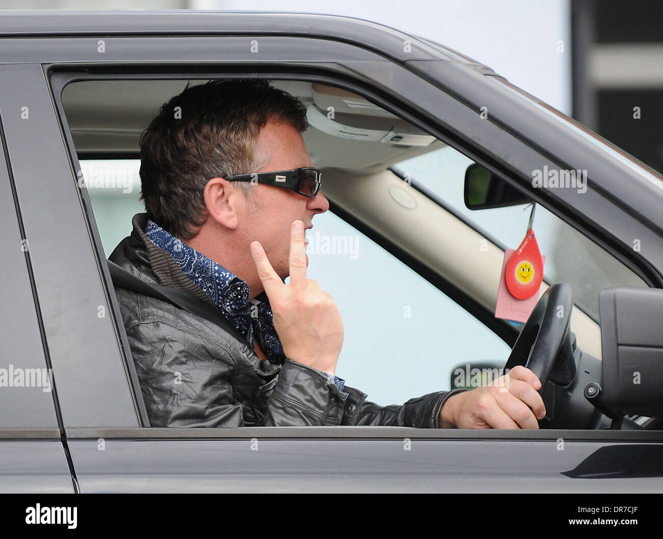 Shane Richie dando la 'V' segno di fotografi come egli lascia la BBC Elstree Studios di Borehamwood Hertfordshire, Inghilterra - 13.06.12 Foto Stock