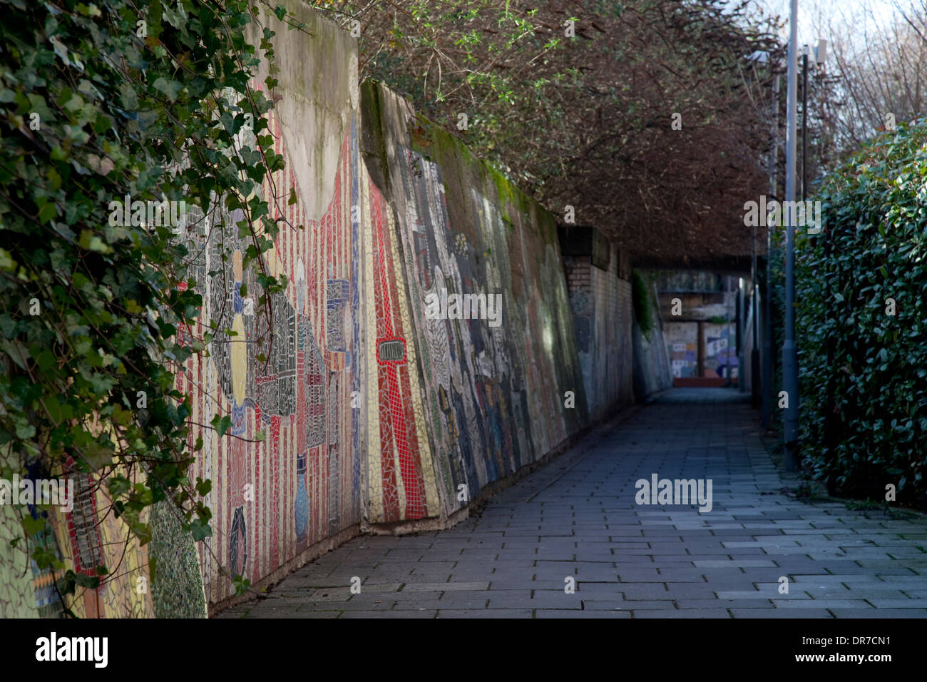 Mosaico e sentiero con illuminazione. Foto Stock