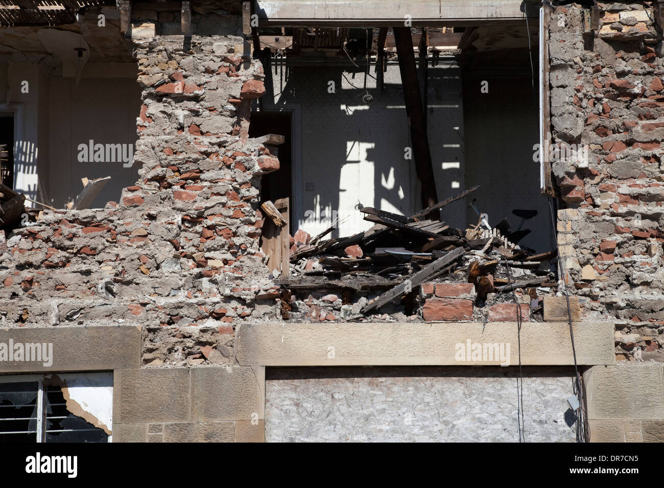 Parte la demolizione di un edificio residenziale. Foto Stock