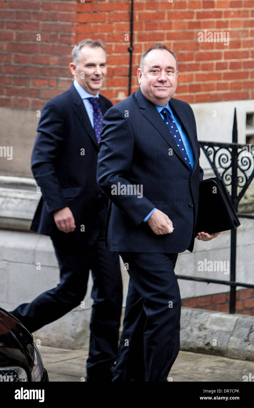 Primo ministro di Scozia Alex Salmond arriva presso il Royal Courts of Justice per partecipare alla indagine Leveson Londra Inghilterra - 13.06.12 Foto Stock