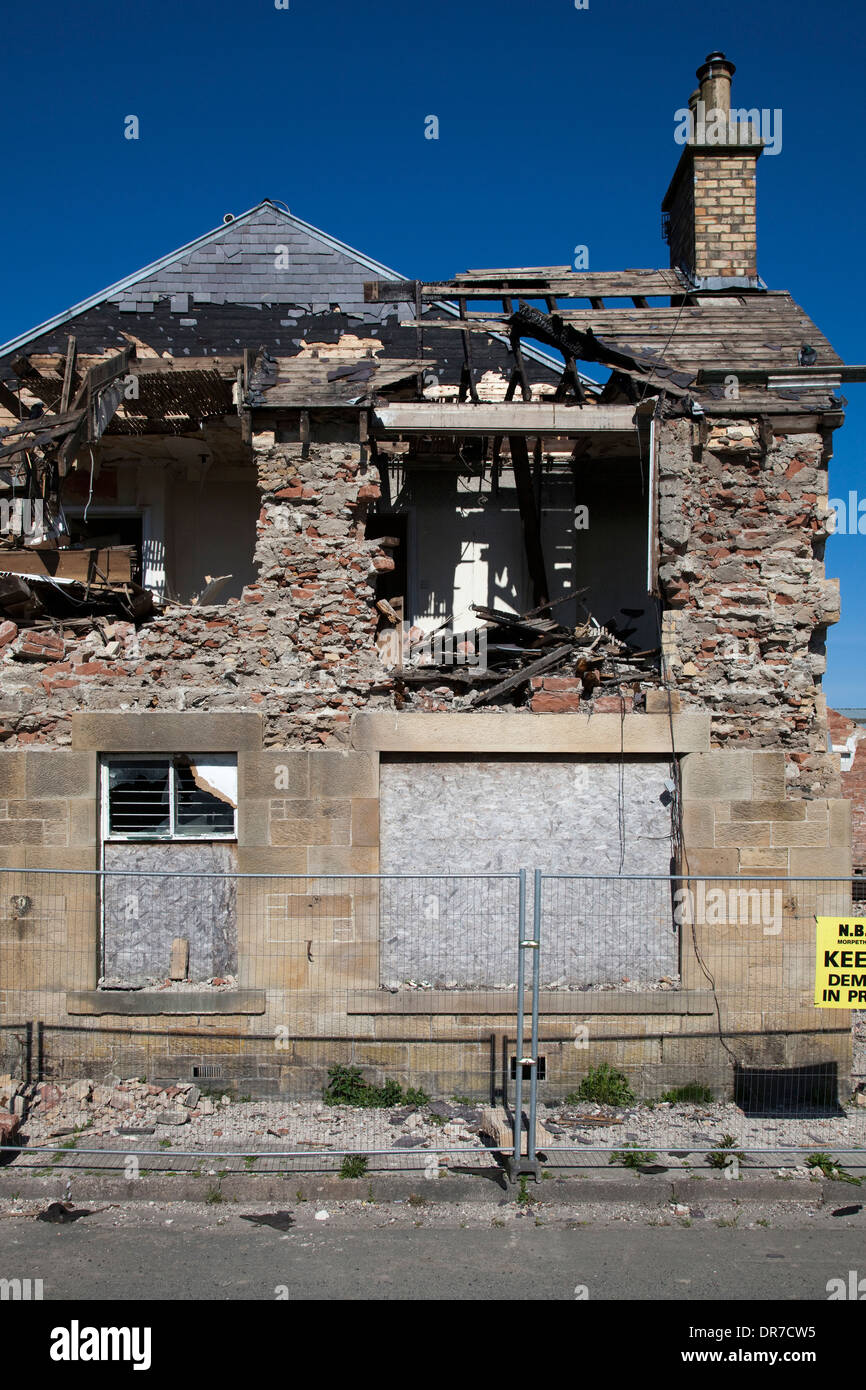 Parte la demolizione di un edificio residenziale. Foto Stock