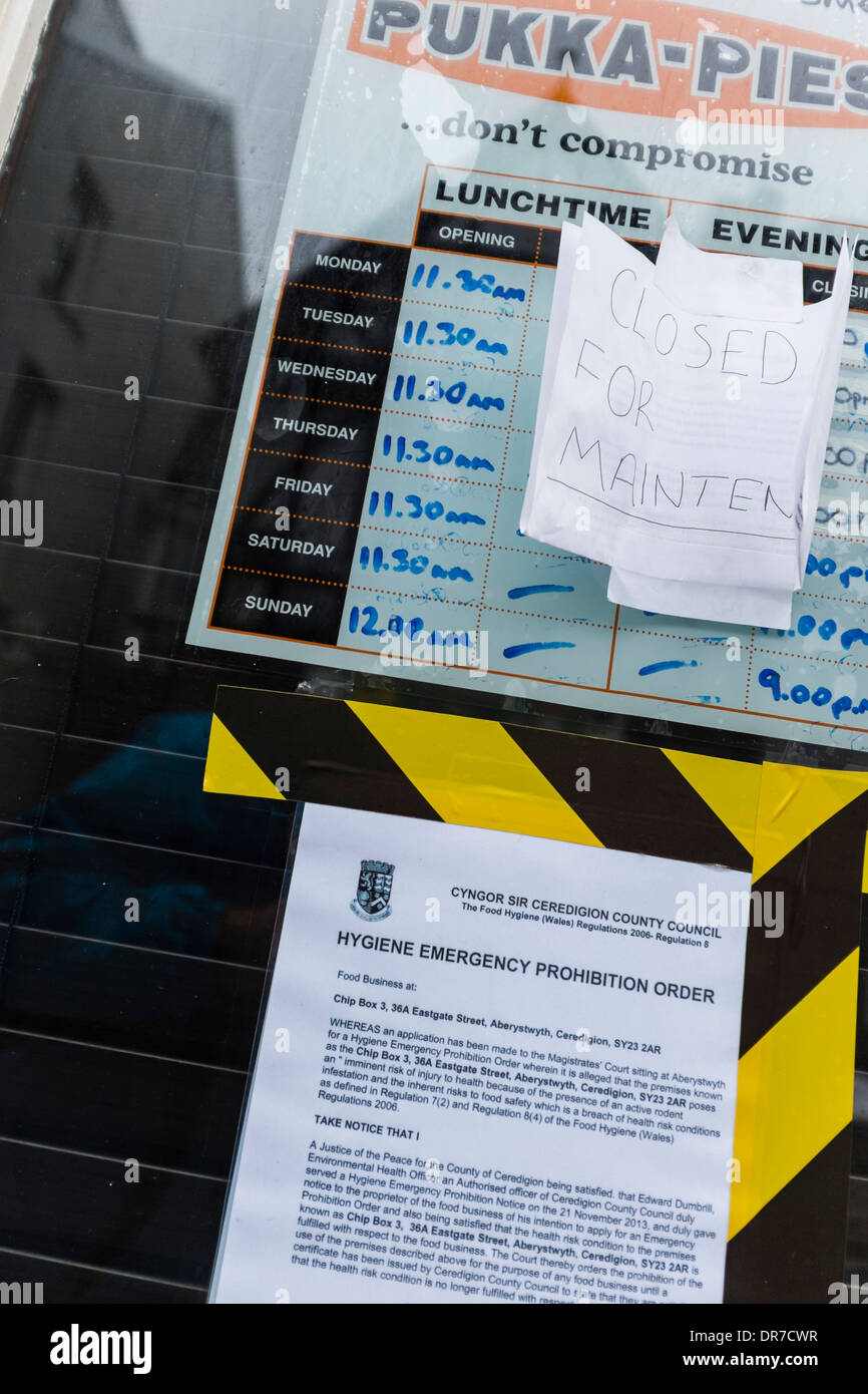Un consiglio della contea di emergenza di igiene divieto su un chip shop finestra chiusa per violare la sicurezza alimentare regolamenti, REGNO UNITO Foto Stock