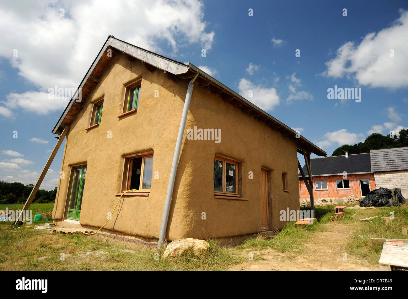 Vicino al completamento di una casa sostenibile Foto Stock