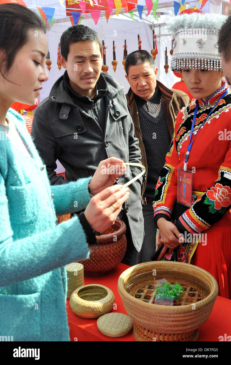 Kunming, la Cina della provincia dello Yunnan. Xxi gen, 2014. Un handicraftsman mostra una ciotola fatta di bambù in Kunming, capitale del sud-ovest della Cina di Provincia di Yunnan, Gennaio 21, 2014. Un non-materiale patrimonio culturale exhibition si è tenuto nella città antica di Guandu martedì. Credito: Chen Haining/Xinhua/Alamy Live News Foto Stock