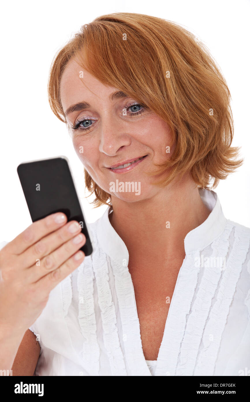 Donna di mezza età con smart phone. Tutto su sfondo bianco. Foto Stock