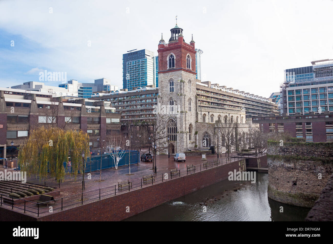 Città di Londra la chiesa di St Giles-senza-Cripplegate nel complesso Barbican Foto Stock