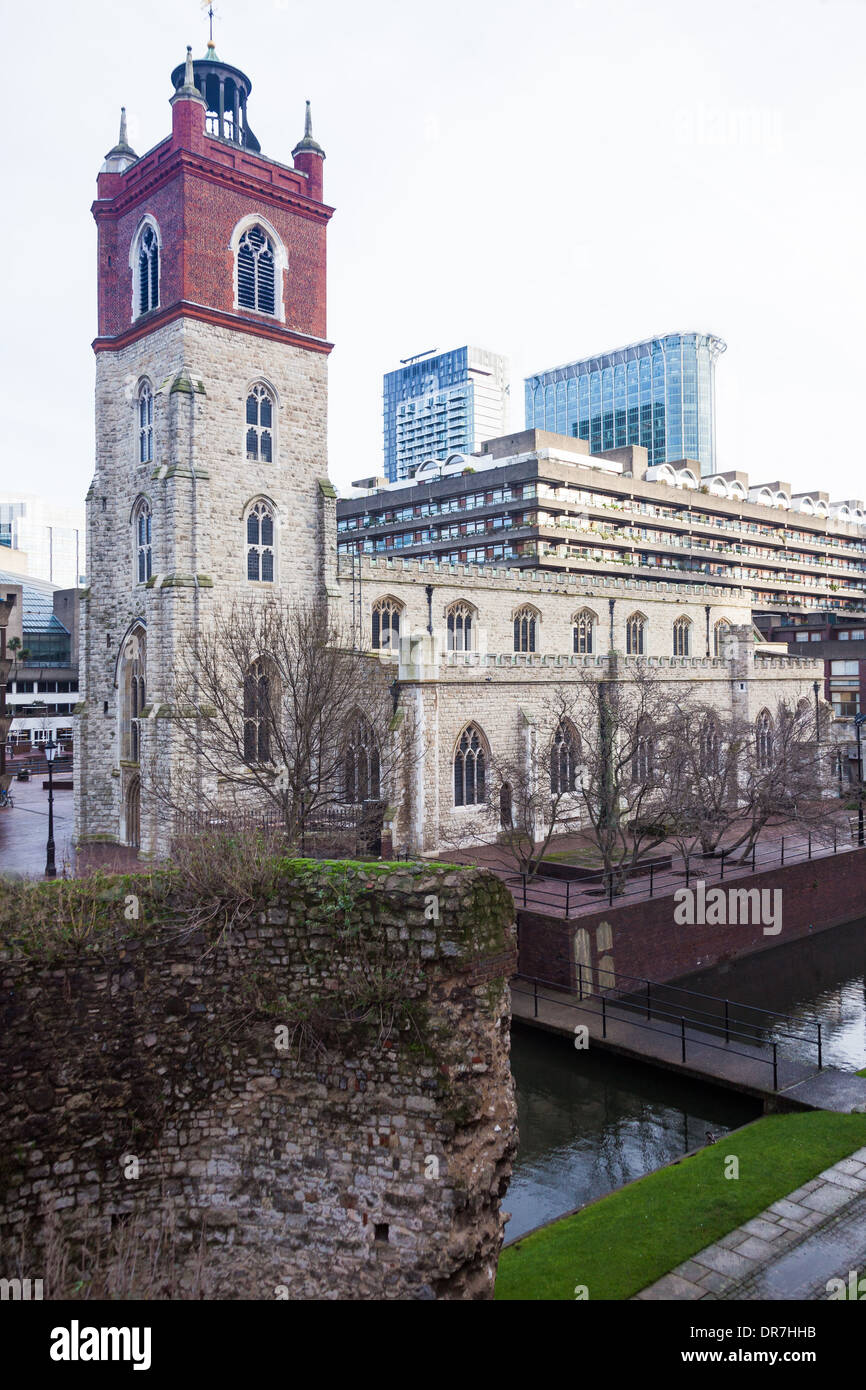 Città di Londra la chiesa di St Giles-senza-Cripplegate nel complesso Barbican Foto Stock