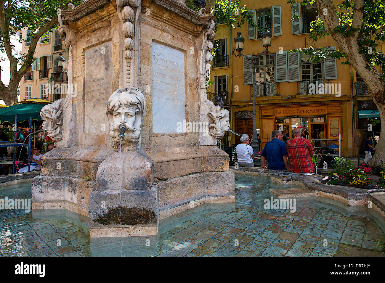 Fontana con la faccia di scultura, Aix-en-Provence, Francia Foto Stock