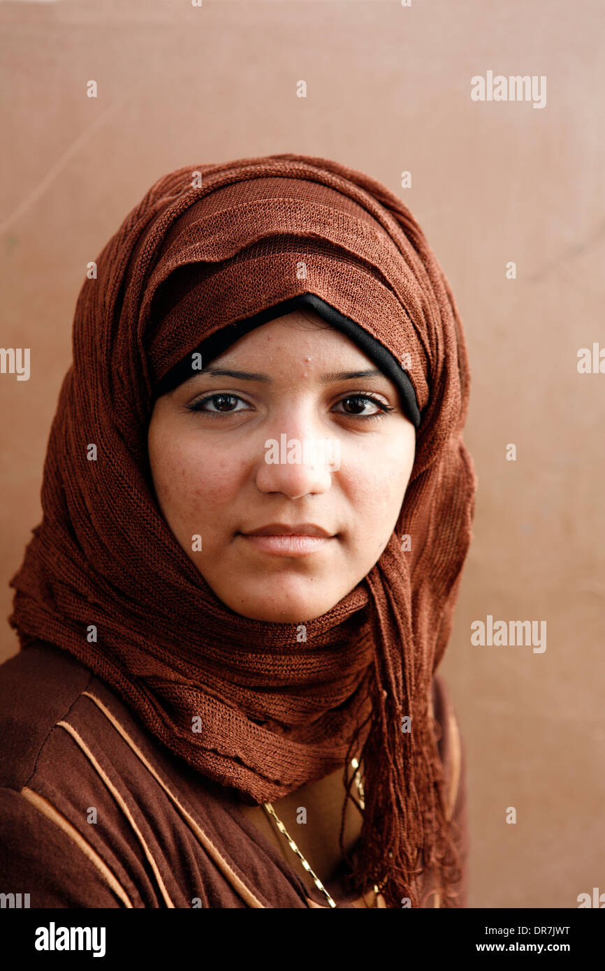 Karema (19) che è stato costretto a subire genitale femminile Circoncisione di sua madre. Manial Sheiha Village gruppo. Giza Egitto. Foto Stock