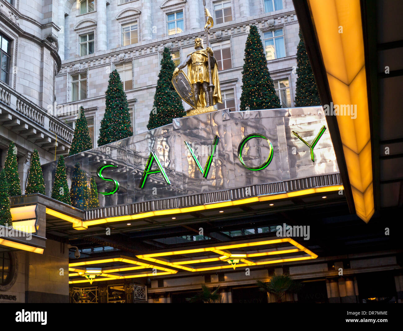 Vista esterna del Lusso Praga Hotel Savoy foyer d'ingresso a Natale lo Strand London WC2 Foto Stock