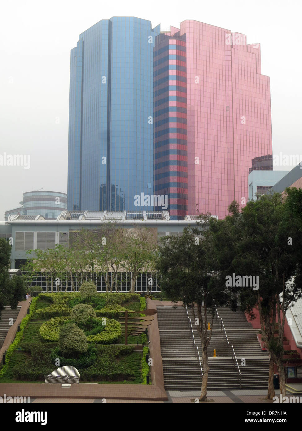 Vista del blu e rosa edifici per uffici a Kowloon, Hong Kong, Cina, 29 aprile 2013. Foto: Peter Jaehnel - NESSUN SERVIZIO DI FILO Foto Stock