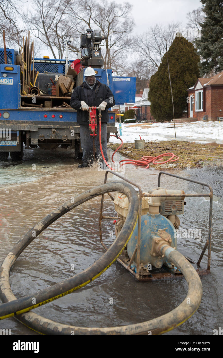 In inverno, un equipaggio da Detroit acqua e la rete fognaria di opere di Reparto per trovare la posizione di un acqua pausa principale. Foto Stock