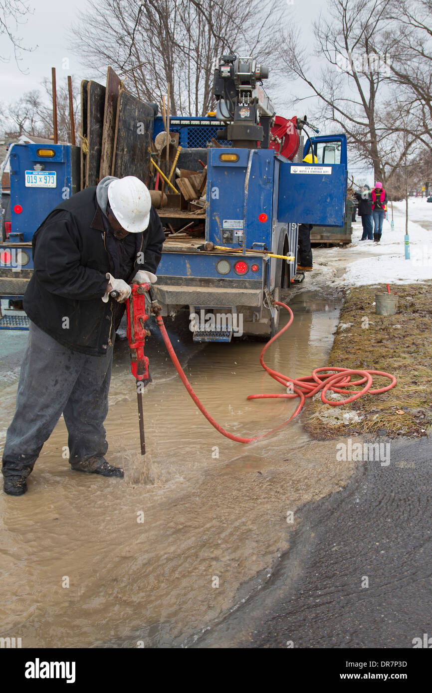 In inverno, un equipaggio da Detroit acqua e la rete fognaria di opere di Reparto per trovare la posizione di un acqua pausa principale. Foto Stock