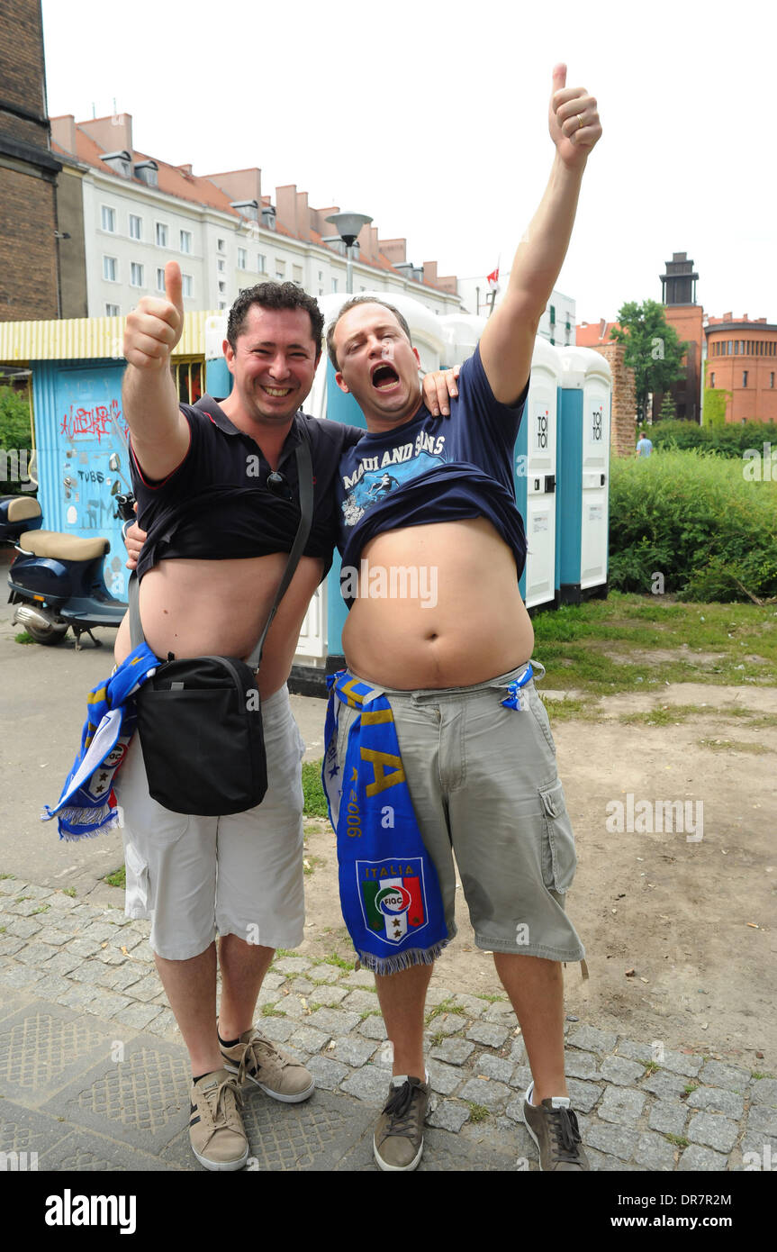 Il calcio italiano ventole nel centro città davanti all'Irlanda v Italia match stasera UEFA Euro 2012 - Ventilatori a Poznan Poznan, Polonia - 18.06.12 Foto Stock