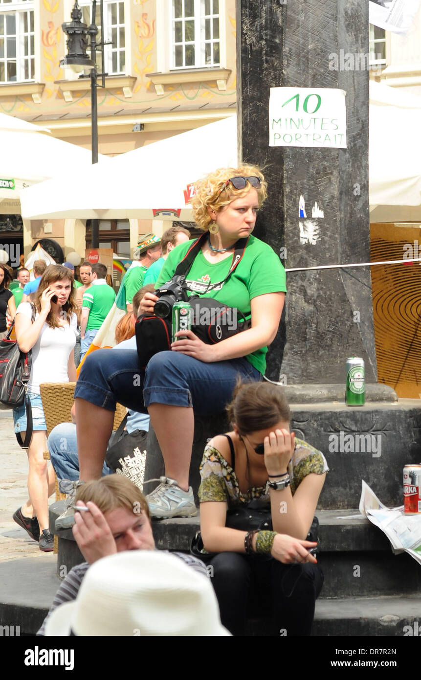 Irish Football Fans in centro città in anticipo dell'Irlanda v Italia match stasera UEFA Euro 2012 - Ventilatori a Poznan Poznan, Polonia - 18.06.12 Foto Stock