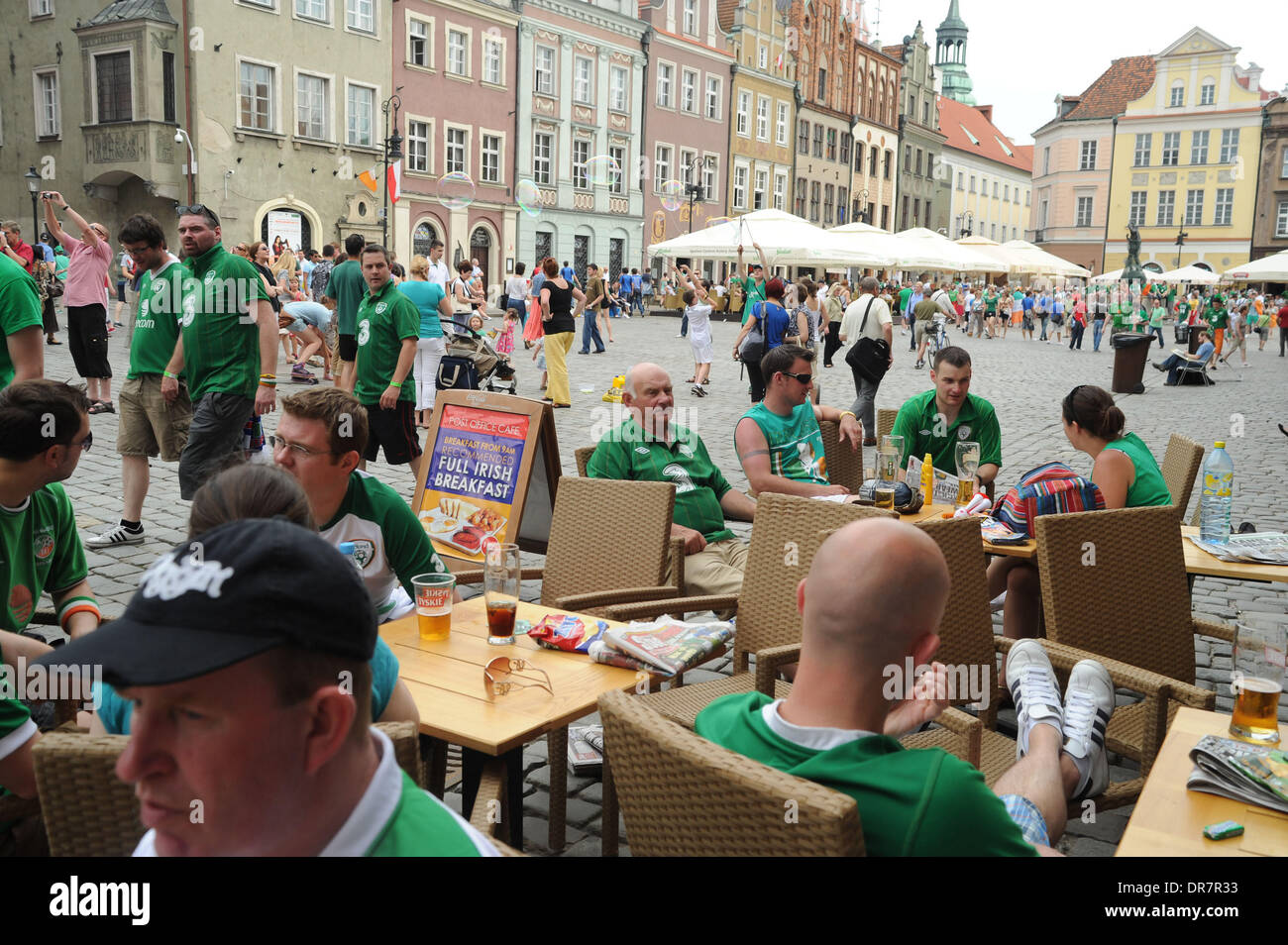 Irish Football Fans in centro città in anticipo dell'Irlanda v Italia match stasera UEFA Euro 2012 - Ventilatori a Poznan Poznan, Polonia - 18.06.12 Foto Stock