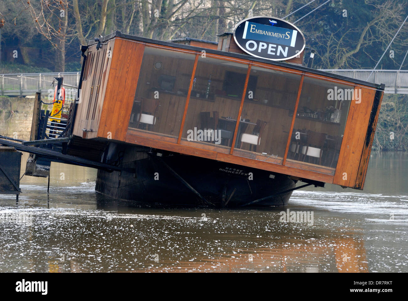 Maidstone Kent, Inghilterra, Regno Unito. Scarpate ristorante galleggiante, elencando male dopo le inondazioni del fiume Medway, Gennaio 2014 Foto Stock
