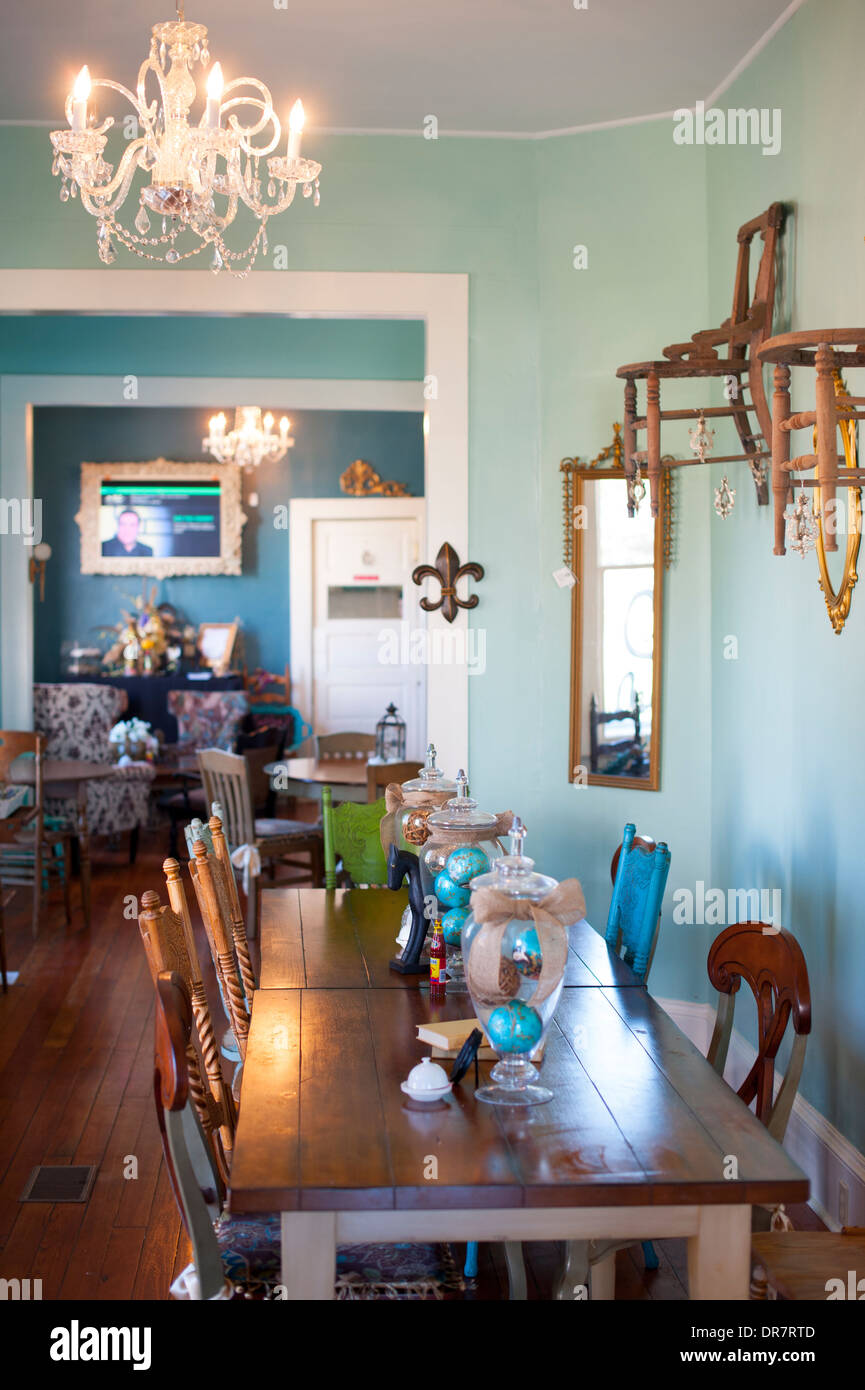 Stati Uniti Mississippi MS Biloxi ristoranti cibo - Le Cafe Beignet - interno del piccolo ristorante Foto Stock