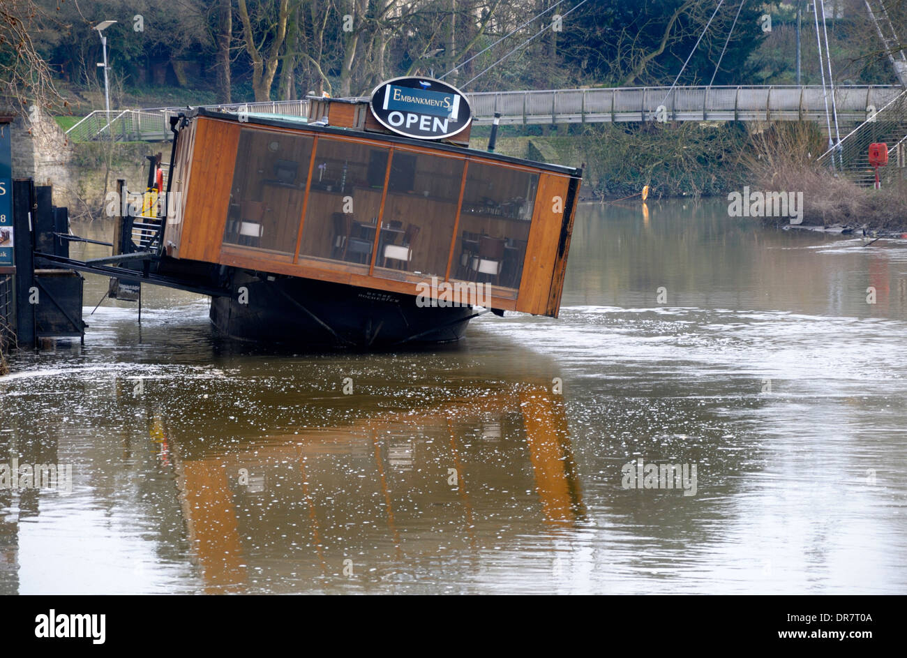 Maidstone Kent, Inghilterra, Regno Unito. Scarpate ristorante galleggiante, elencando male dopo le inondazioni del fiume Medway, Gennaio 2014 Foto Stock
