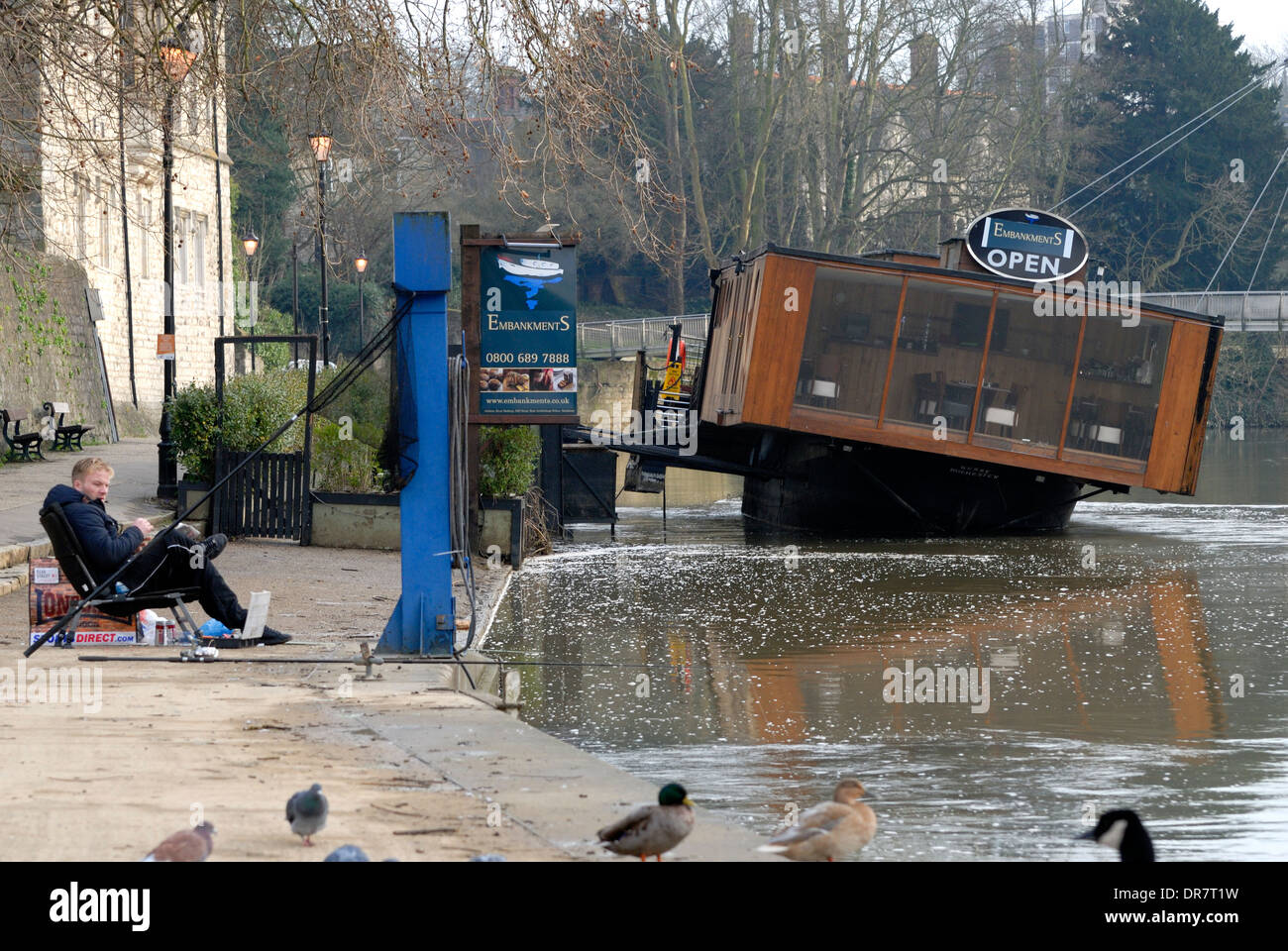 Maidstone Kent, Inghilterra, Regno Unito. Scarpate ristorante galleggiante, elencando male dopo le inondazioni del fiume Medway, Gennaio 2014 Foto Stock