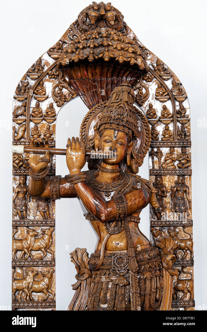 Ornati in legno scolpito statua krishna. Adorato indù divinità indiane Foto Stock