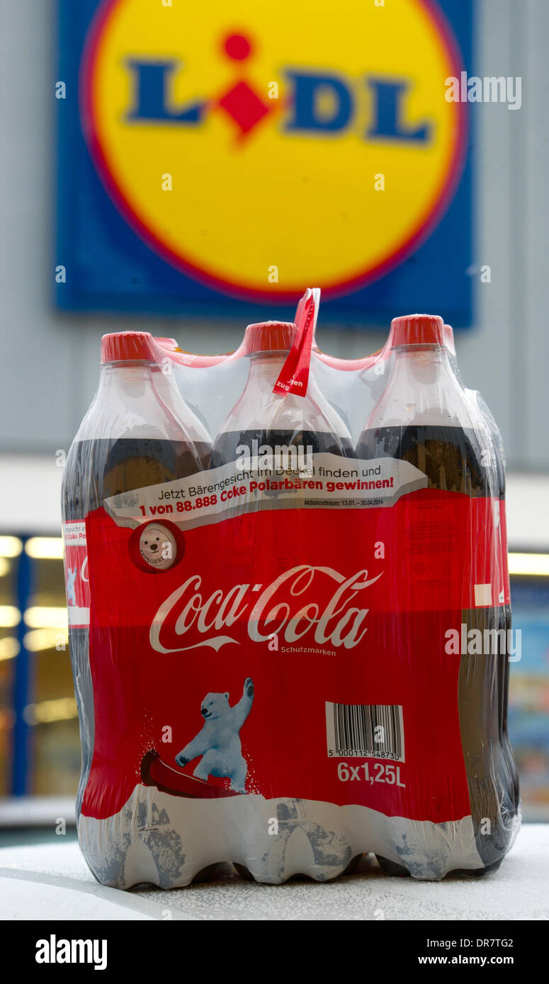 (Illustrazione) Coca Cola bottiglie sono raffigurate nella parte anteriore di un negozio della catena di supermercati Lidl in Beeskow, Germania, 21 gennaio 2014. Lidl ha smesso di vendere prodotti della coca-cola brand. Il portavoce della società di bevande ha confermato la notizia. Foto: Patrick Pleul/dpa Foto Stock