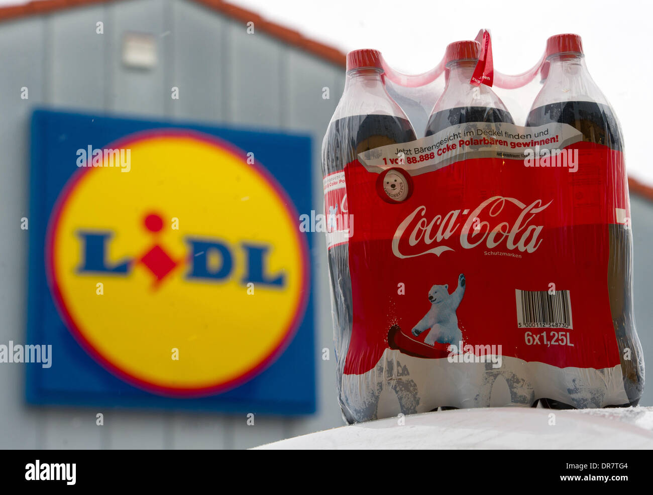 (Illustrazione) Coca Cola bottiglie sono raffigurate nella parte anteriore di un negozio della catena di supermercati Lidl in Beeskow, Germania, 21 gennaio 2014. Lidl ha smesso di vendere prodotti della coca-cola brand. Il portavoce della società di bevande ha confermato la notizia. Foto: Patrick Pleul/dpa Foto Stock