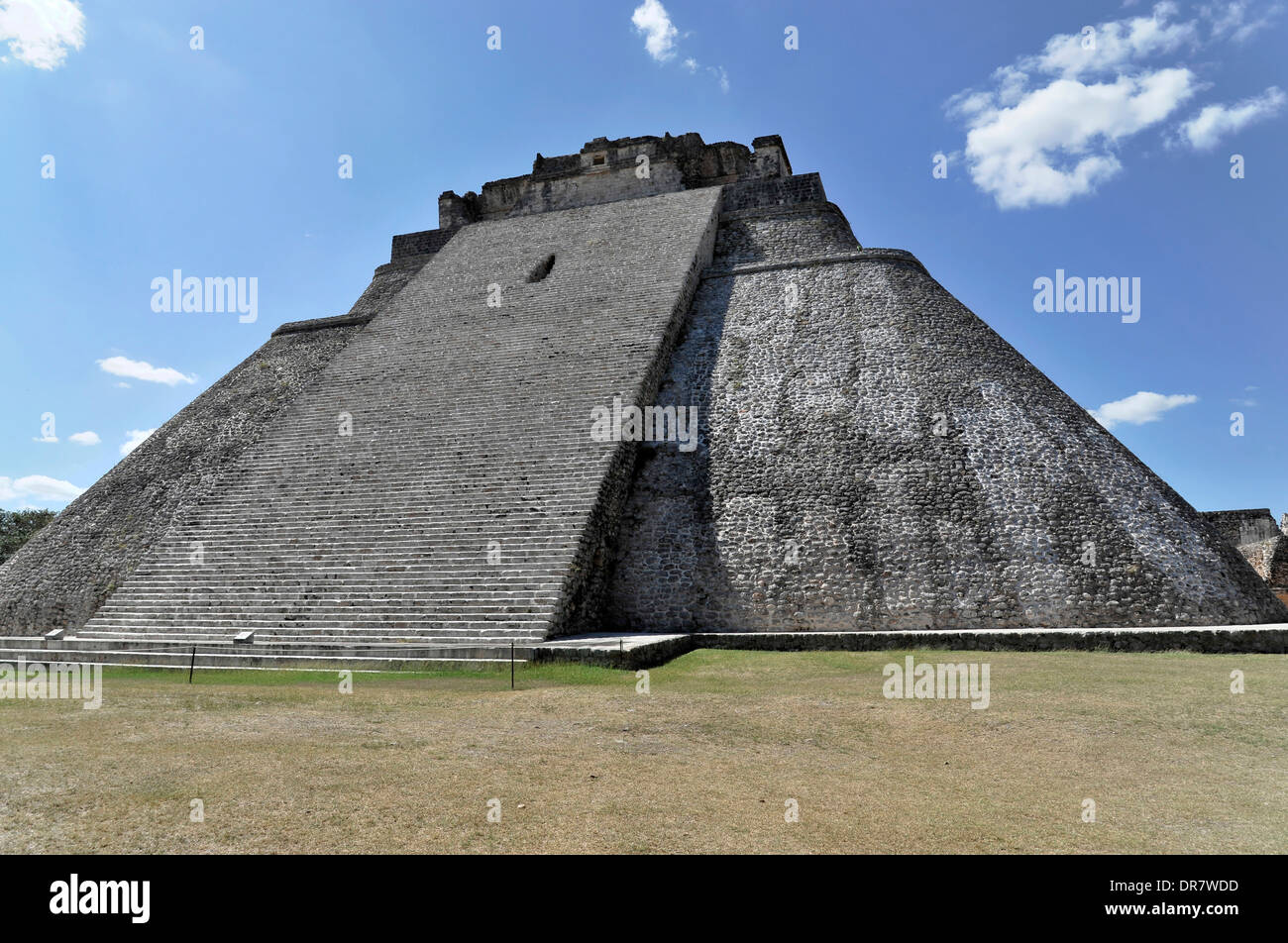 Adivino piramide o piramide del mago, Sito Patrimonio Mondiale dell'UNESCO, Uxmal, Yucatan, Messico Foto Stock