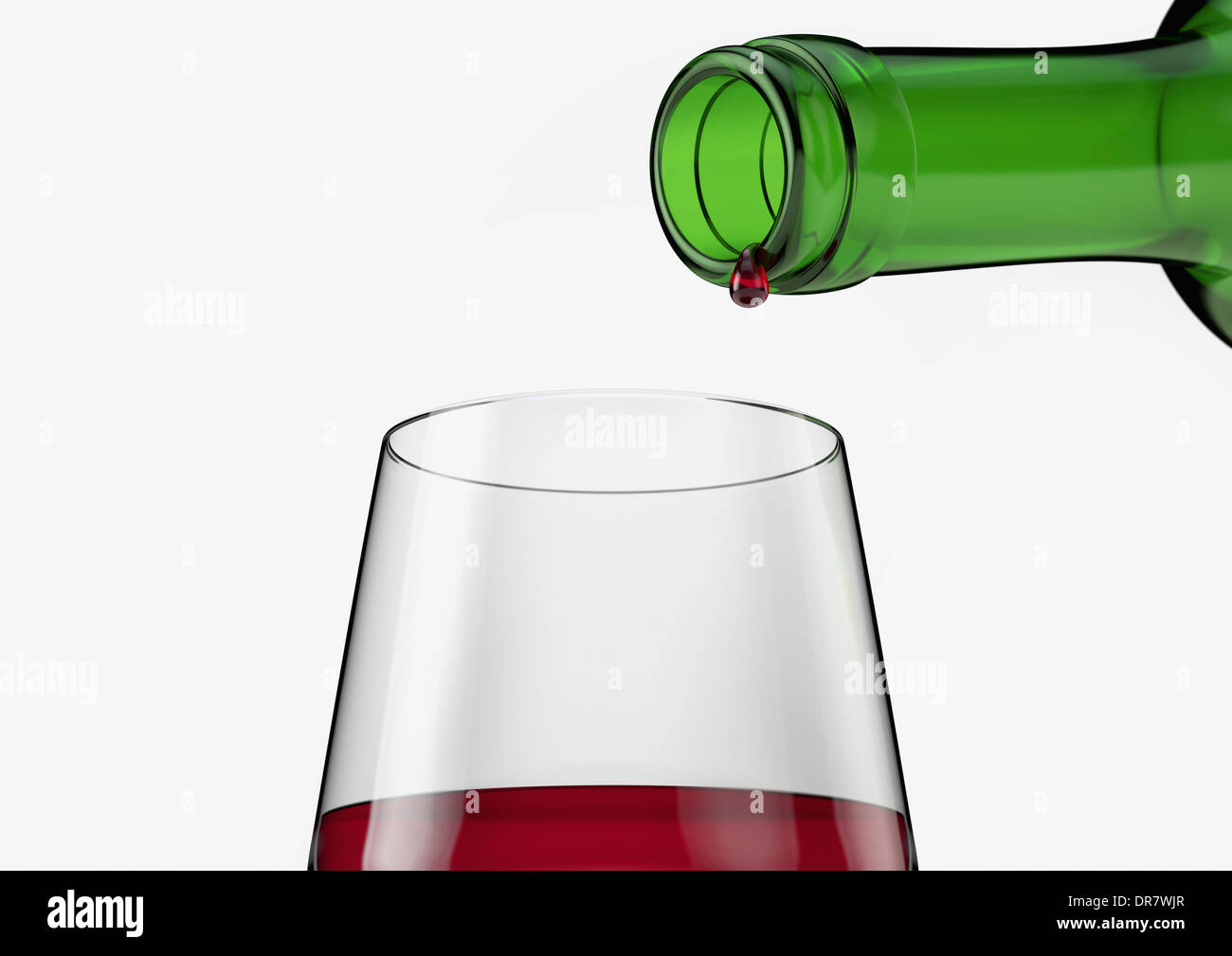 Il vino rosso di vetro con last drop versando dalla bottiglia Foto Stock