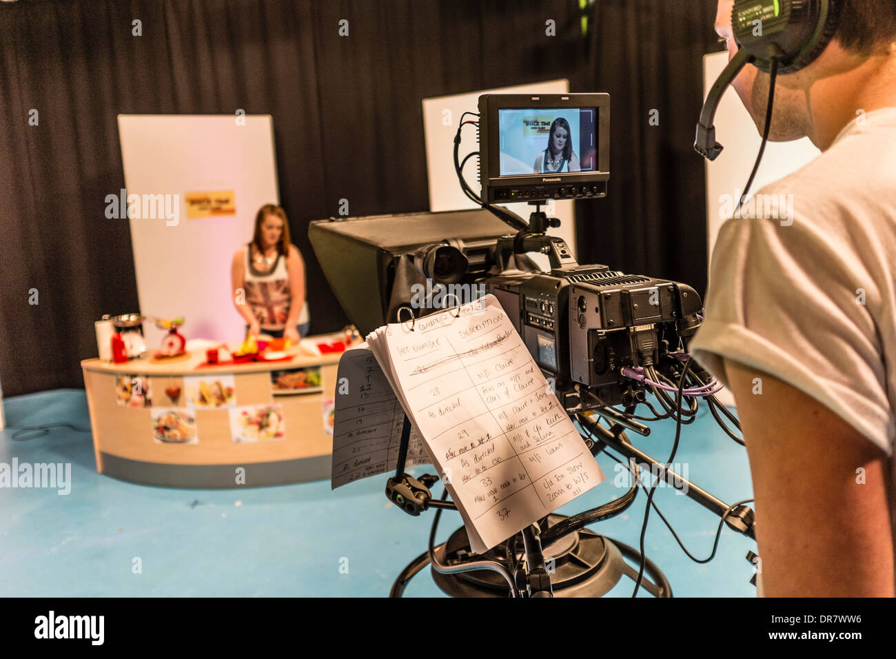 La televisione media studi gli studenti in studio producendo un 'live' giorno magazine tv programma a Aberystwyth University Regno Unito Foto Stock