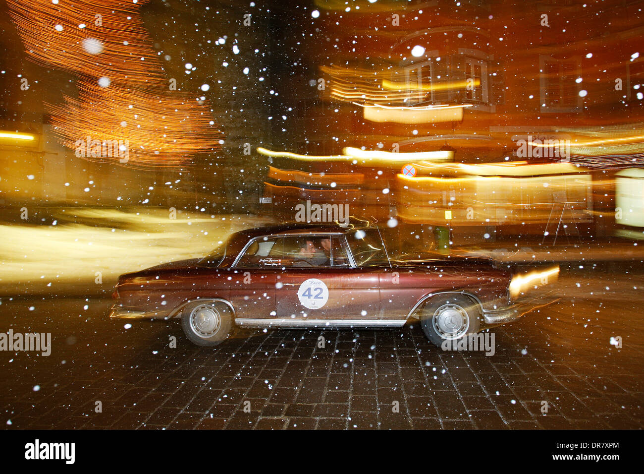 Vintage auto da rally, WinterRAID 2013, Mercedes Benz 280 SE, costruito nel 1968, il centro storico della città di Kitzbühel, Tirolo, Austria Foto Stock