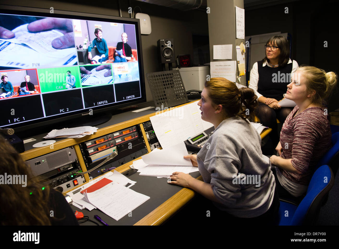 La televisione media studi gli studenti nella sala di controllo producendo un giorno magazine tv programma a Aberystwyth University Regno Unito Foto Stock