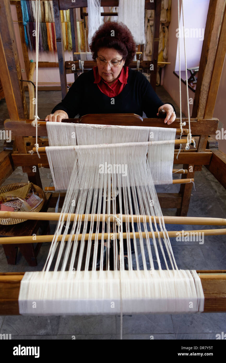 Donna Al Lavoro Su Un Telaio Di Tessitura Museo Della Seta El Paso La Palma Isole Canarie Spagna Foto Stock Alamy