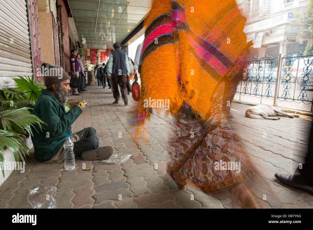 Un povero mendicante per le strade di Calcutta, Bengala, India. Foto Stock