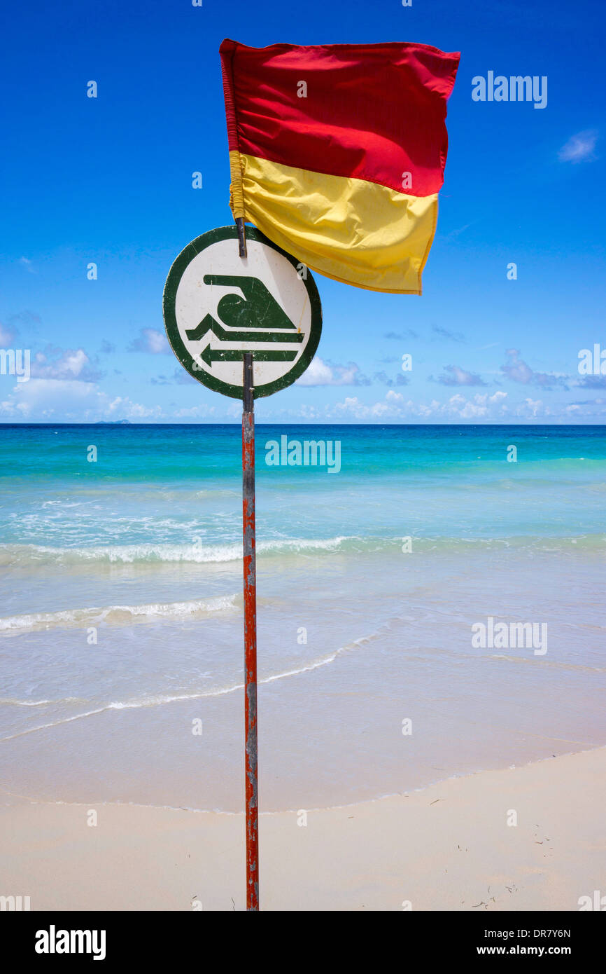 Spiaggia pericolosa con un flag che indica dove fare il bagno e nuotare è possibile, Beau Vallon, Mahe, Seicelle Foto Stock