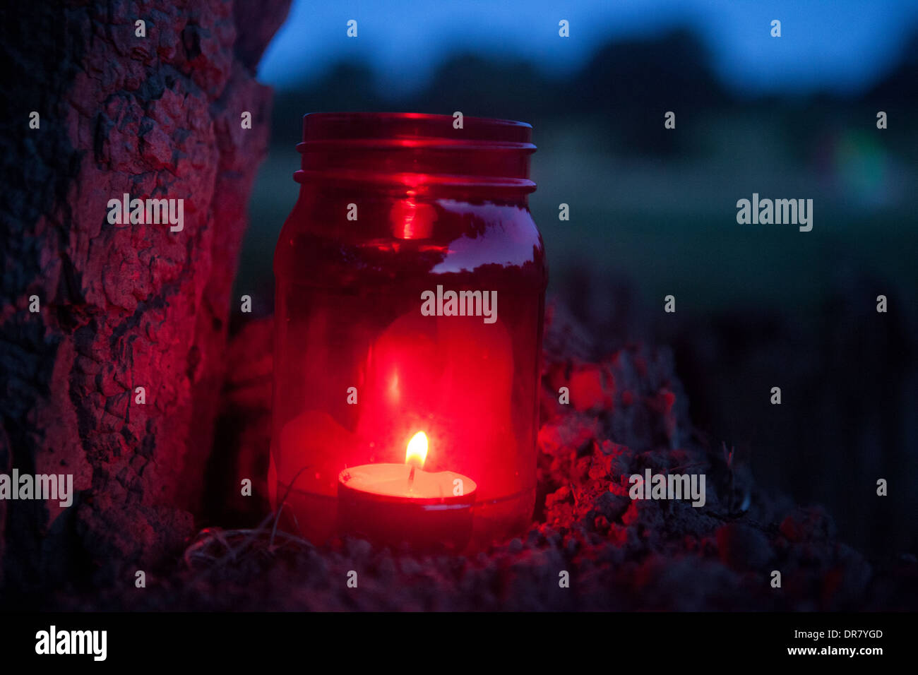 Candela, luce notturna, fiamma, vasetto di marmellata, camping Foto Stock